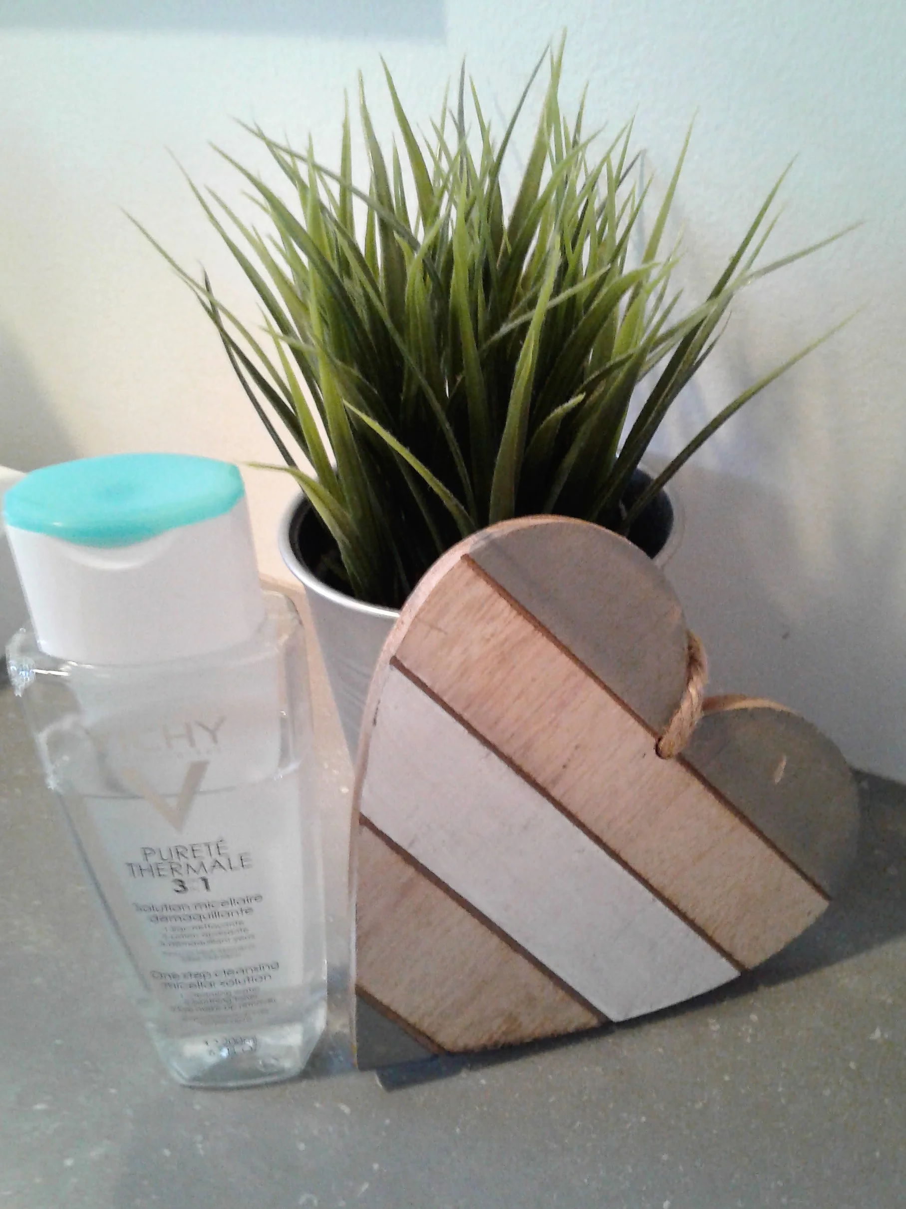 Eau micellaire de Vichy : Solution démaquillante 3 en 1 – Eau nettoyante. Lotion apaisante et démaquillant yeux – sans parabène- sans rinçage et sans alcool et fait à partir de l’Eau Thermale de Vichy Prix; environ 16.95$ pour 200 ml