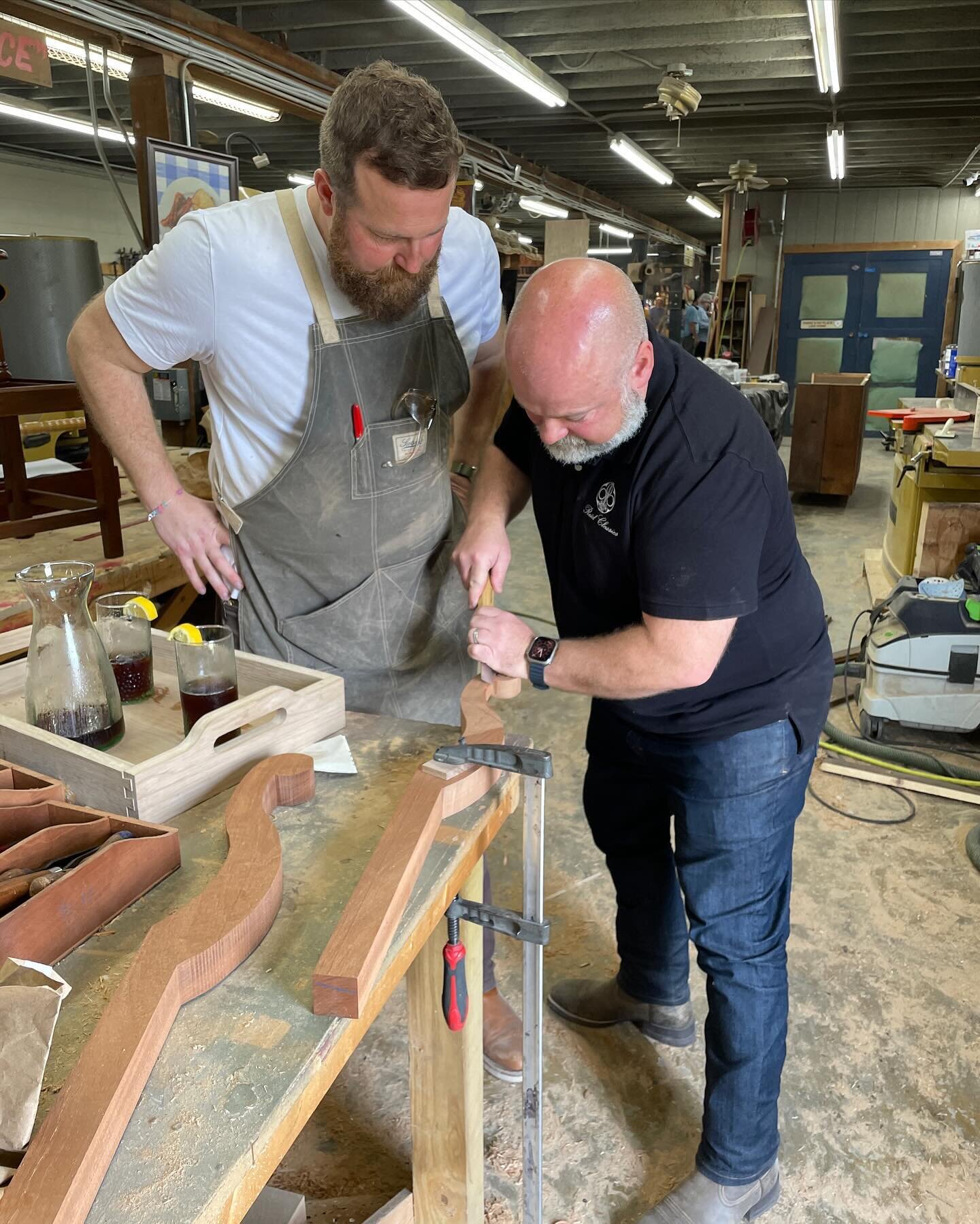 Sweet tea and carving mahogany.  Woodworkers dream! 💫 🤎 Such an amazing time!  Thanks @scotsman.co for letting me come over and show you some carving techniques at your shop. 
#grandadschisels  #reidclassics