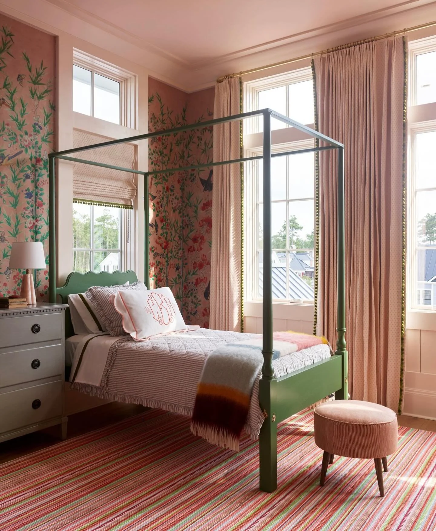 A perfect escape. 💚 The twins from the 2022 @southernlivingmag Idea House will always be one of my favorites.  And that perfect @houseofharrisllc wallpaper! 🙂&zwj;&harr;️ @charlottehlucas #ReidClassics #riverdunesnc