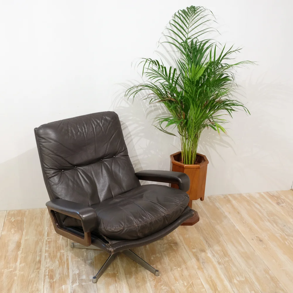 King-Swivel-Strassle-Chair-6.jpg