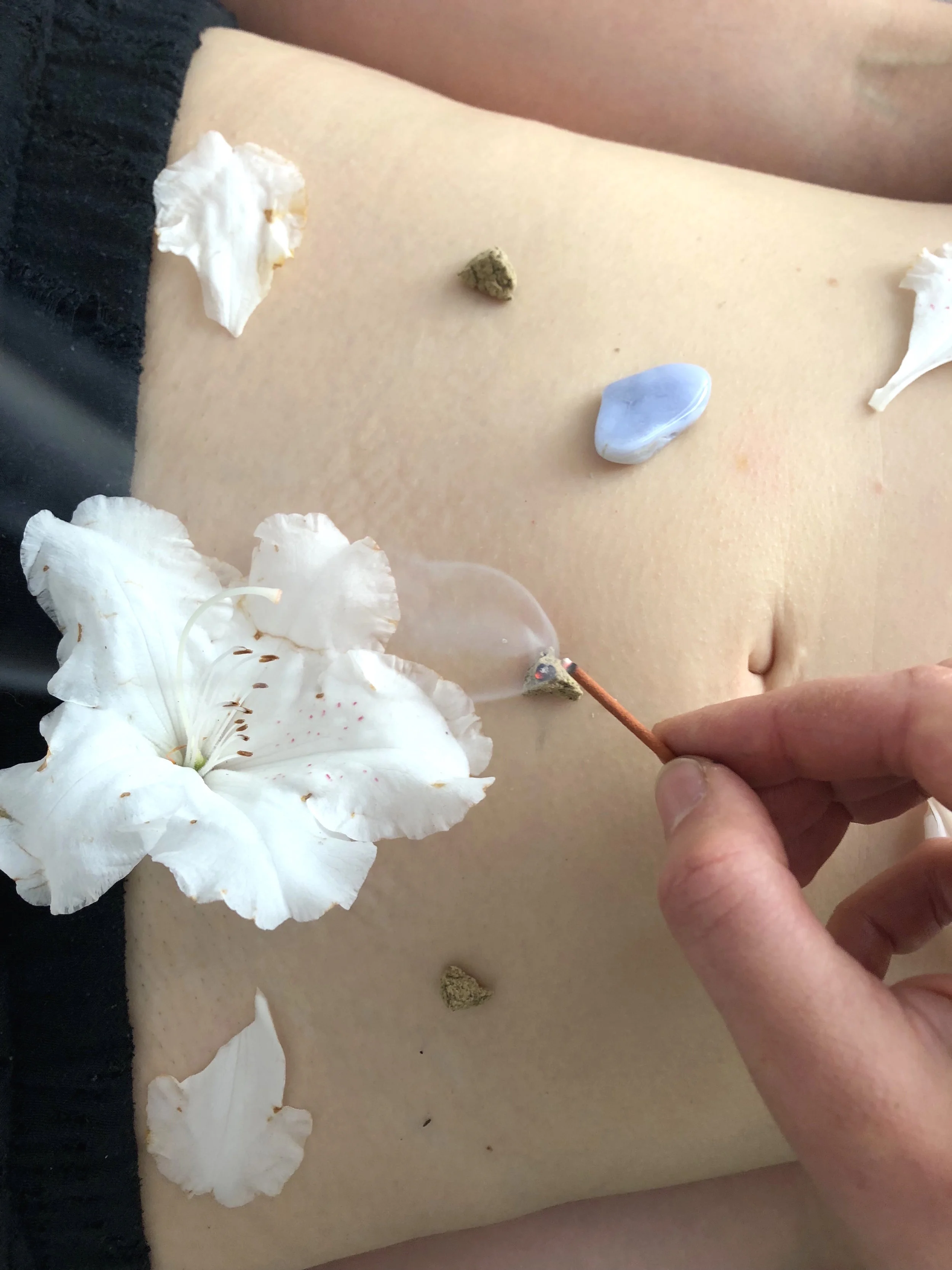 Moxa warms points and meridians, invigorates the flow of qi and blood, tonifies deficiency, strengthens the body-mind, and boosts the immune system. The infared heat that is penetrated into the skin layer stimulates ATP production in the cells