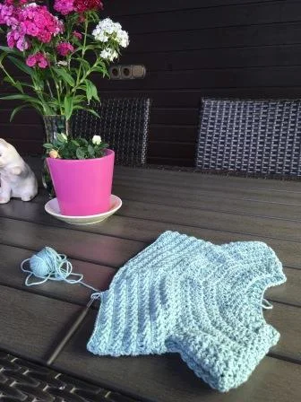 Häkelpullover aus Baumwolle, am Knit in Public Day auch mal auf der Terrasse