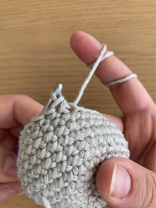 Wie geht feste Maschen abnehmen beim Häkeln? (die schnelle Variante für Linkshänder*innen)