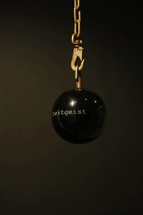 Destino. Instalación. Detalle. Dimensiones variables. Obsidiana y cadenas. 2013. Douglas.jpg