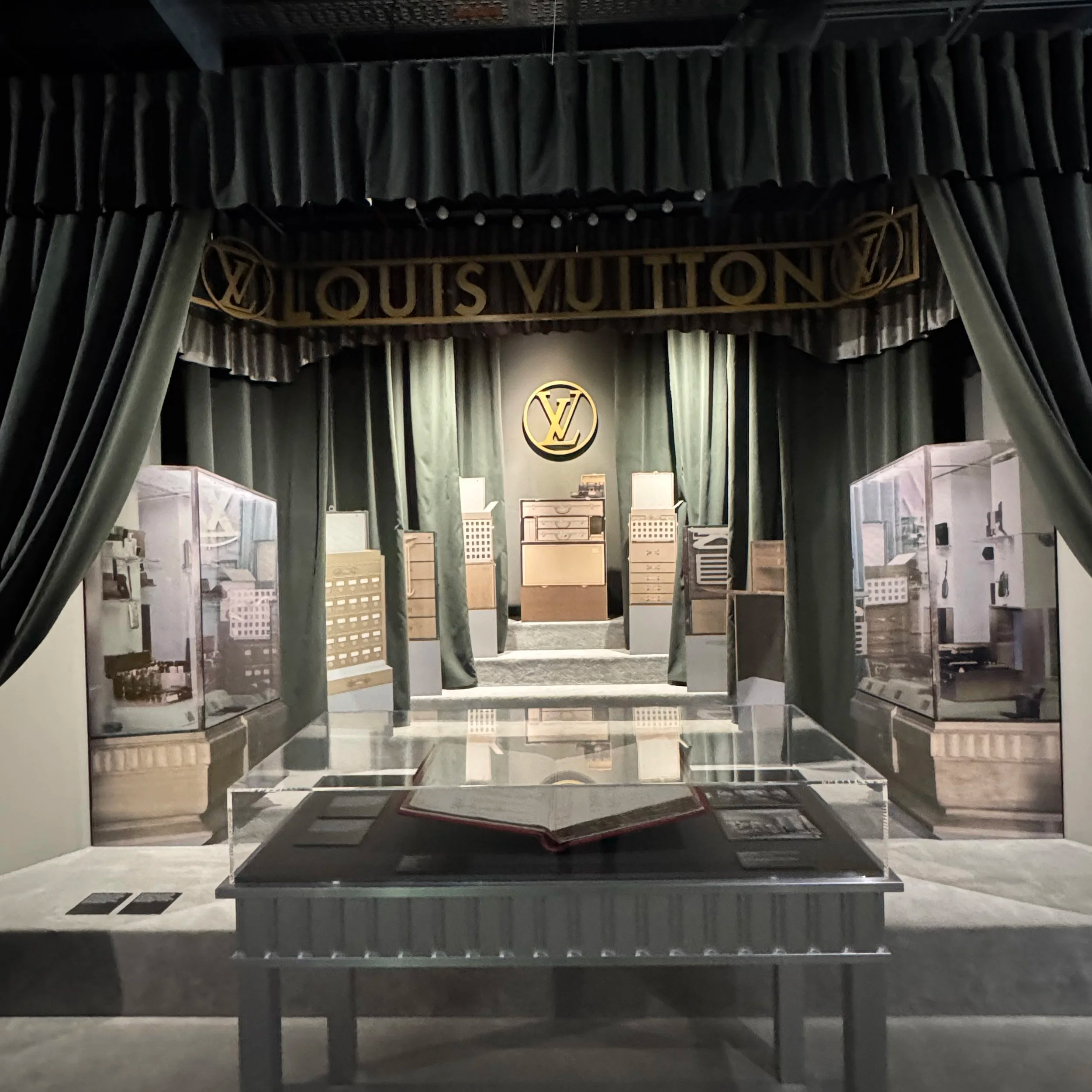 Luxury Retail and brand Visuals: Technology, Immersive Experiences, and the Regeneration of Savoir-Faire at LV DREAM (Paris, FR).
