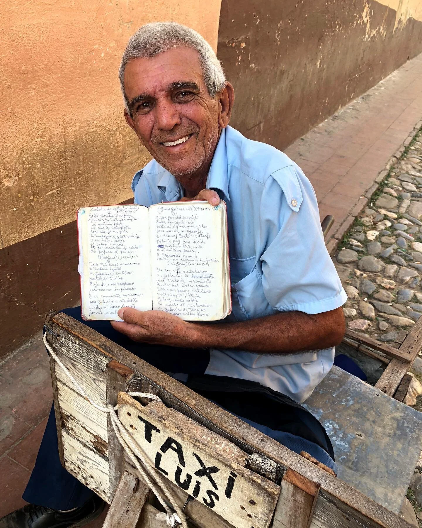 This awesome guy in Cuba just whips up poems about different parts of the world and wherever the passers by are from - these are some of his pages about Australia - about the NT, Queensland, NSW and Victoria. 
Trinidad, Cuba, 2018.
#cuba #trinidadcu