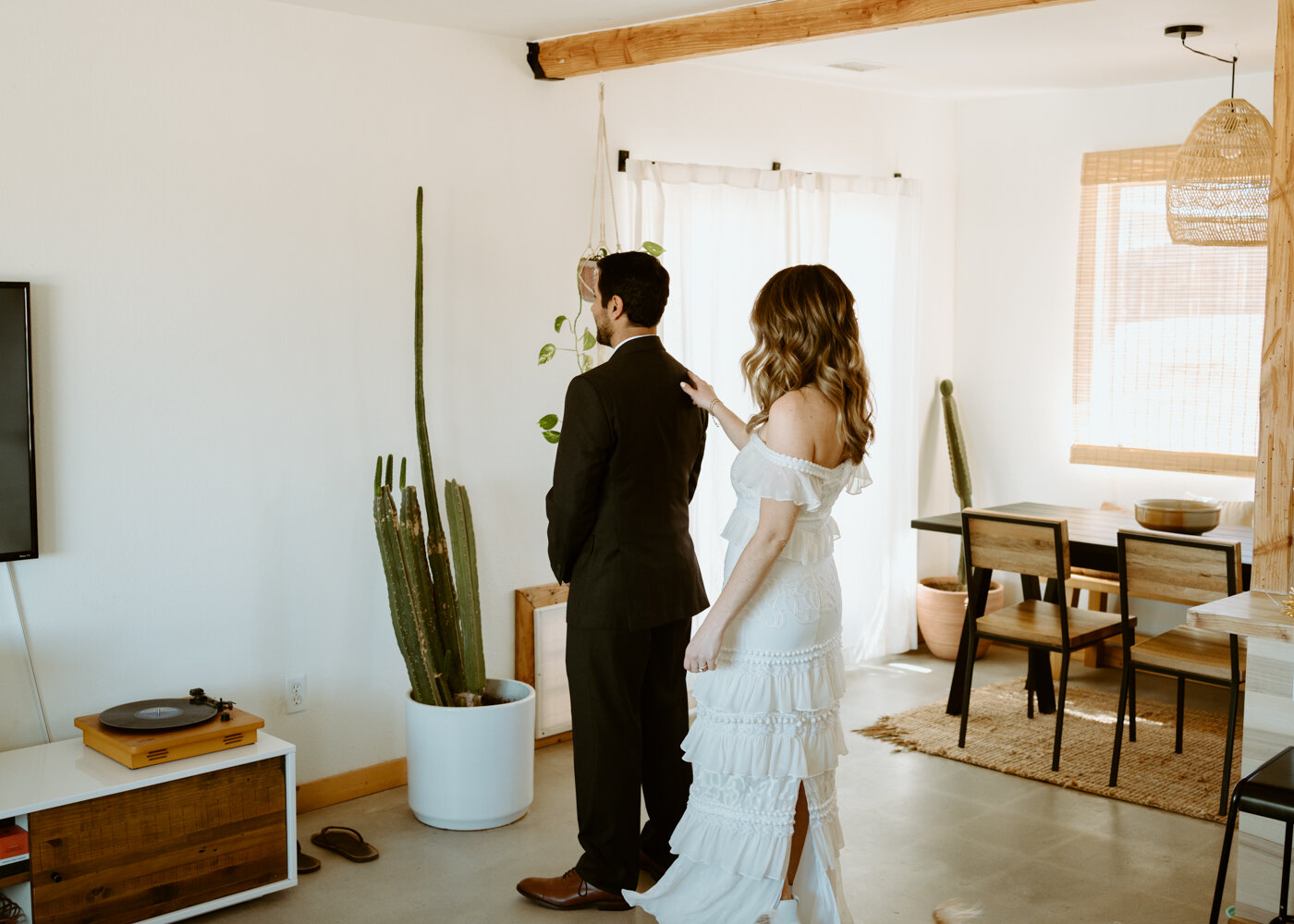 Joshua Tree Elopement | Getting Ready at Aesthetic Boho Airbnb | Sunset Vow Ceremony | Minimalist Stylish Couple 