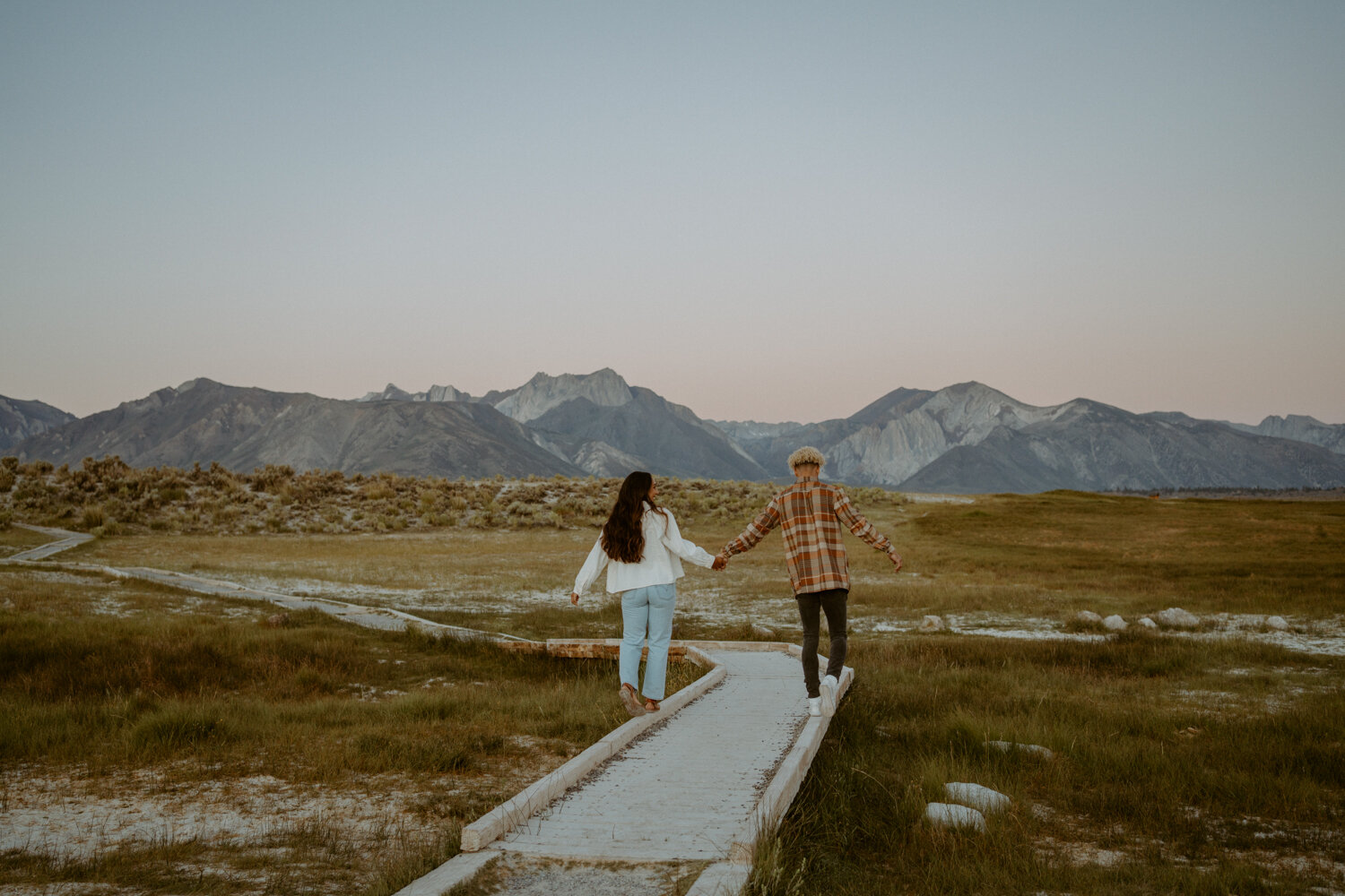 Hot Springs Engagement Session | Couples Photos at Mammoth Lakes, California | Sunrise at Wild Willy’s Hot Springs | Couple outfit inspo