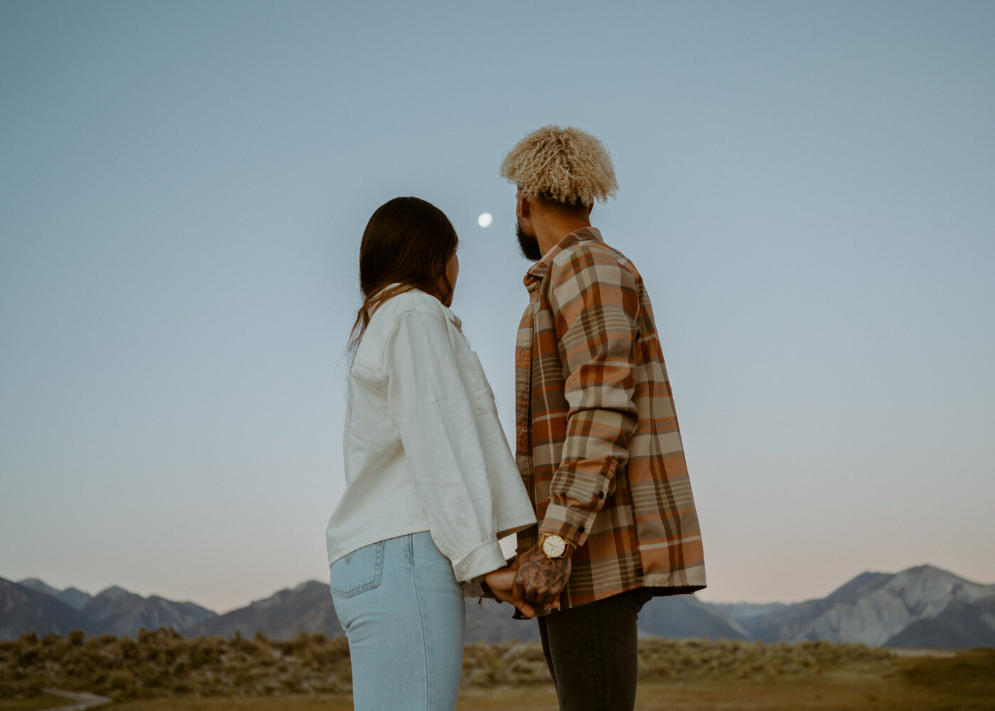 Hot Springs Engagement Session | Couples Photos at Mammoth Lakes, California | Sunrise at Wild Willy’s Hot Springs | Couple outfit inspo