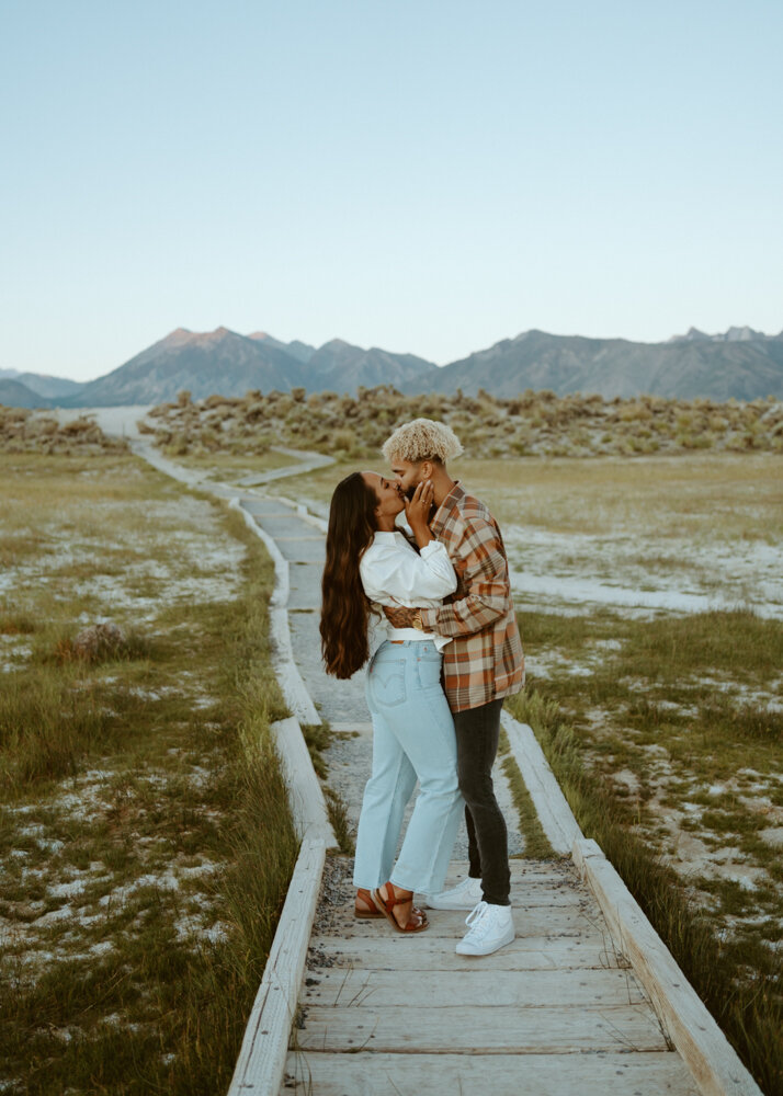 Hot Springs Engagement Session | Couples Photos at Mammoth Lakes, California | Sunrise at Wild Willy’s Hot Springs | Couple outfit inspo