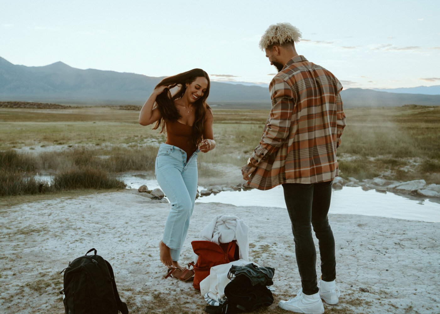 Hot Springs Engagement Session | Couples Photos at Mammoth Lakes, California | Sunrise at Wild Willy’s Hot Springs | Couple outfit inspo