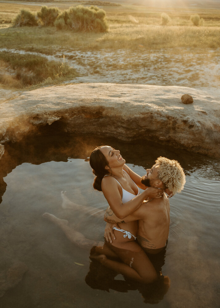 Hot Springs Engagement Session | Couples Photos at Mammoth Lakes, California | Sunrise at Wild Willy’s Hot Springs | Couple outfit inspo