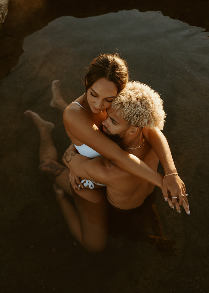 Hot Springs Engagement Session | Couples Photos at Mammoth Lakes, California | Sunrise at Wild Willy’s Hot Springs | Couple outfit inspo