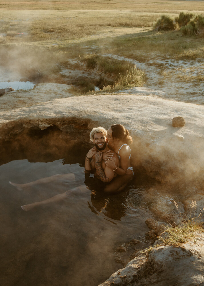 Hot Springs Engagement Session | Couples Photos at Mammoth Lakes, California | Sunrise at Wild Willy’s Hot Springs | Couple outfit inspo