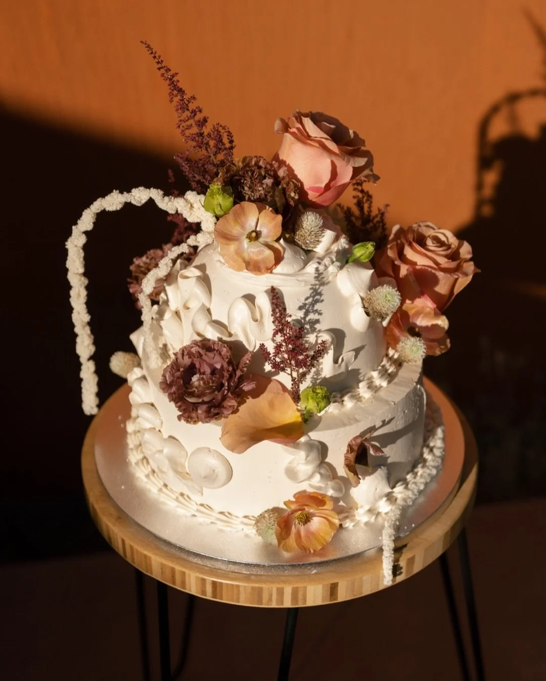 So obsessed with this cake I&rsquo;m giving it its own dedicated post ❤️&zwj;🔥 @picnicbakedgoods @desertrose.creative