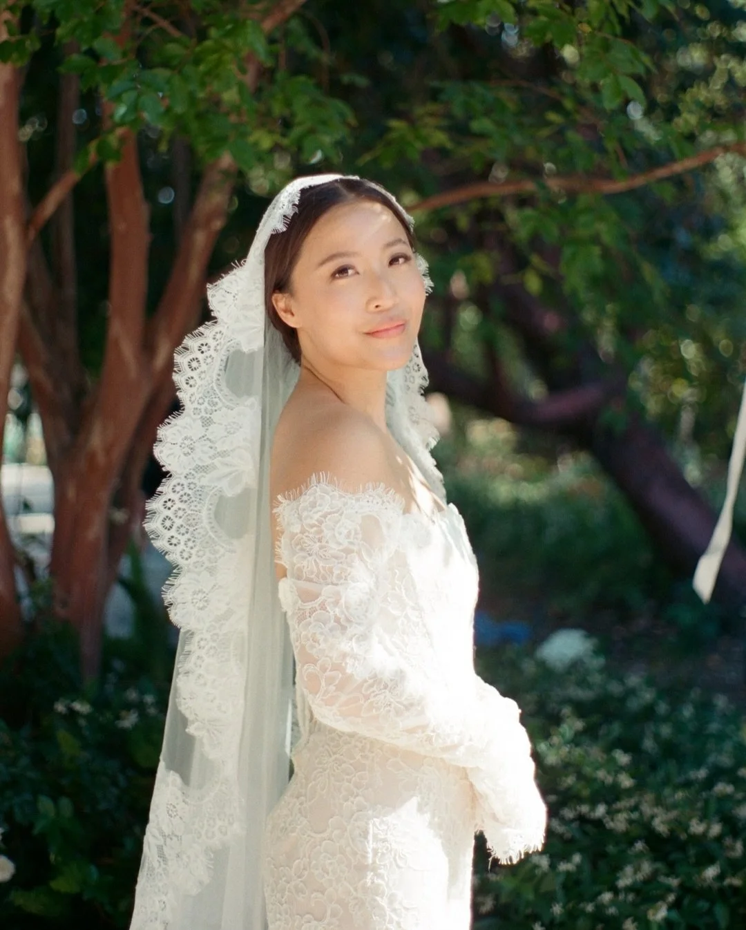Solla and Paul on 35mm film 🕊️

Photography: @carrierogersphotography
Design &amp; Hosts: @cherylhanphoto @goodfloralco
Venue: @etienneestate 
Coordination: @ahloveevents 
Florals: @goodfloralco 
HMUA: @christyyoo_artistry 
Veil: @jaykaybriadsandbri
