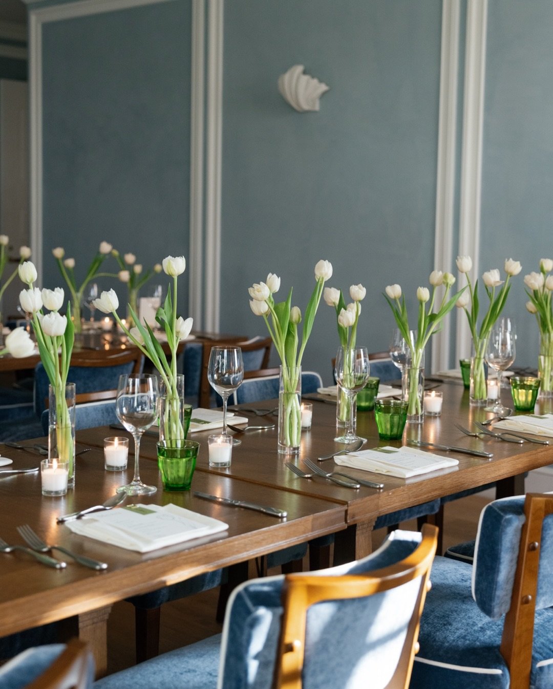Welcome dinner in the blue room 💙🌷

Shot for @dennisroycoronel