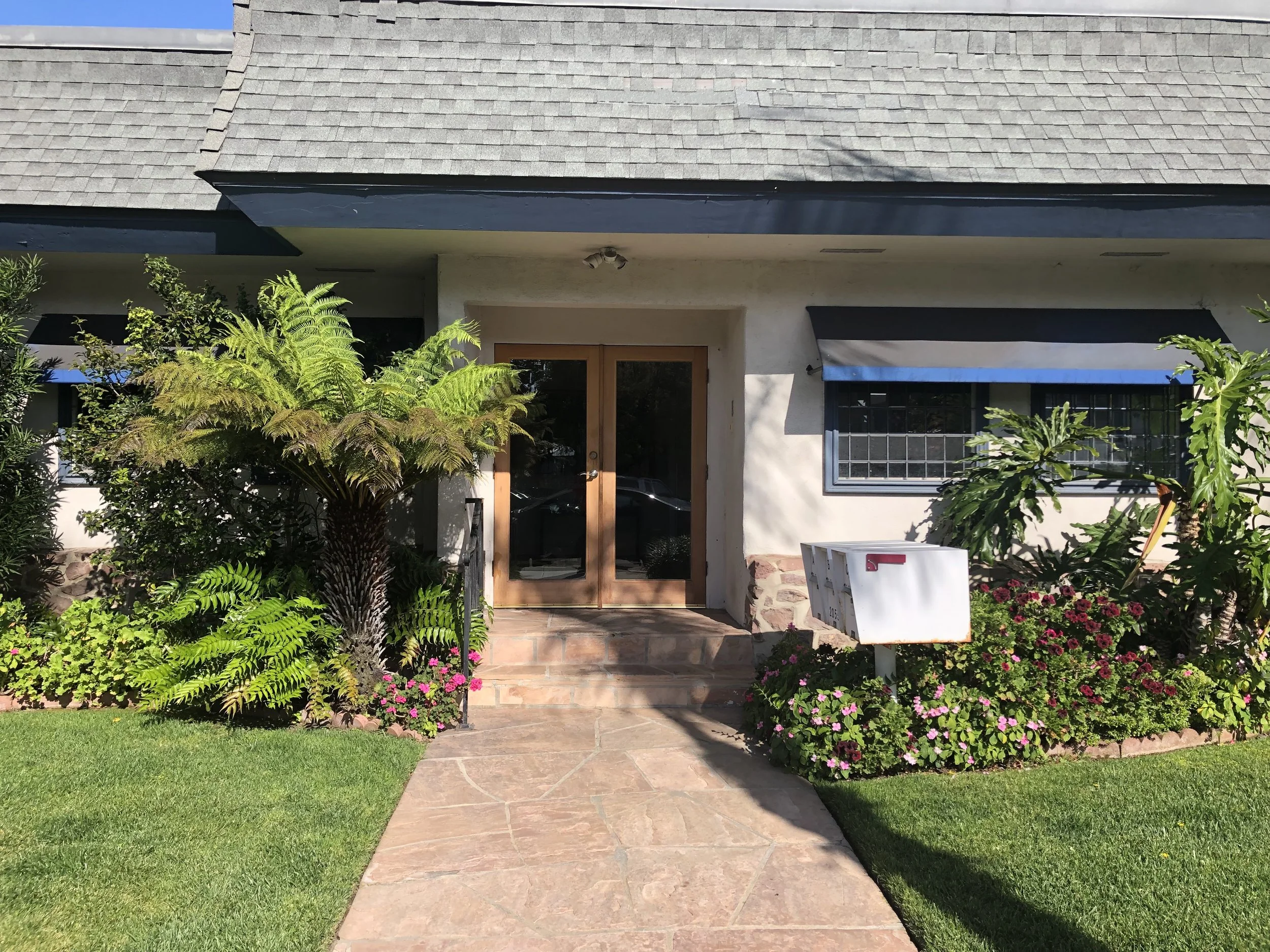 Waves’ Banker’s Hill Office: a picture of the front of our building and the two steps to get inside.