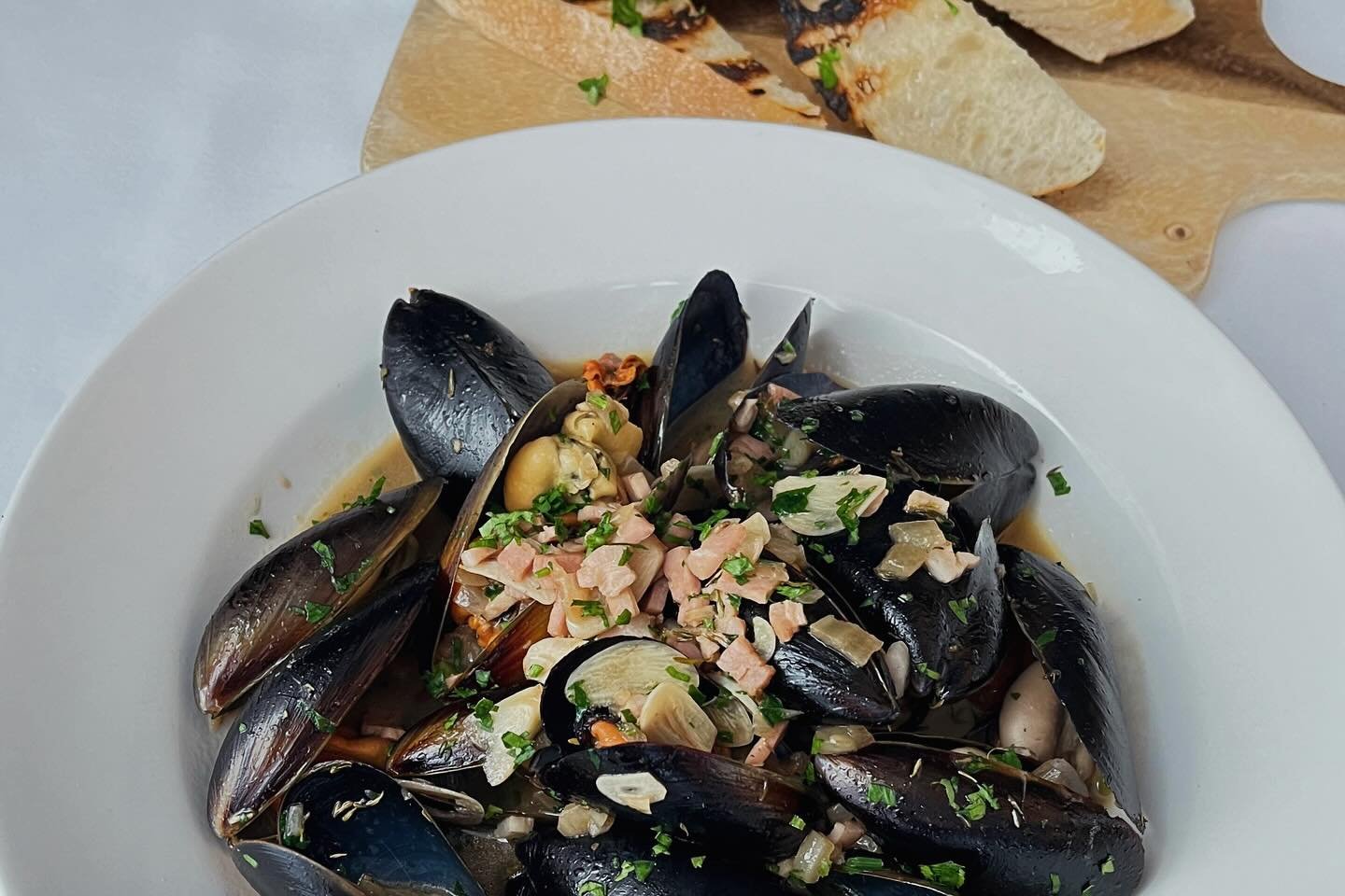 Chef&rsquo;s Special: Garlicky Guinness Mussels

Succulent mussels cooked with crispy bacon, shallots, thyme, and parsley, served with garlic bread. 

☎️ 0449 976 765
📧 bookings@thewakefieldhotel.com
