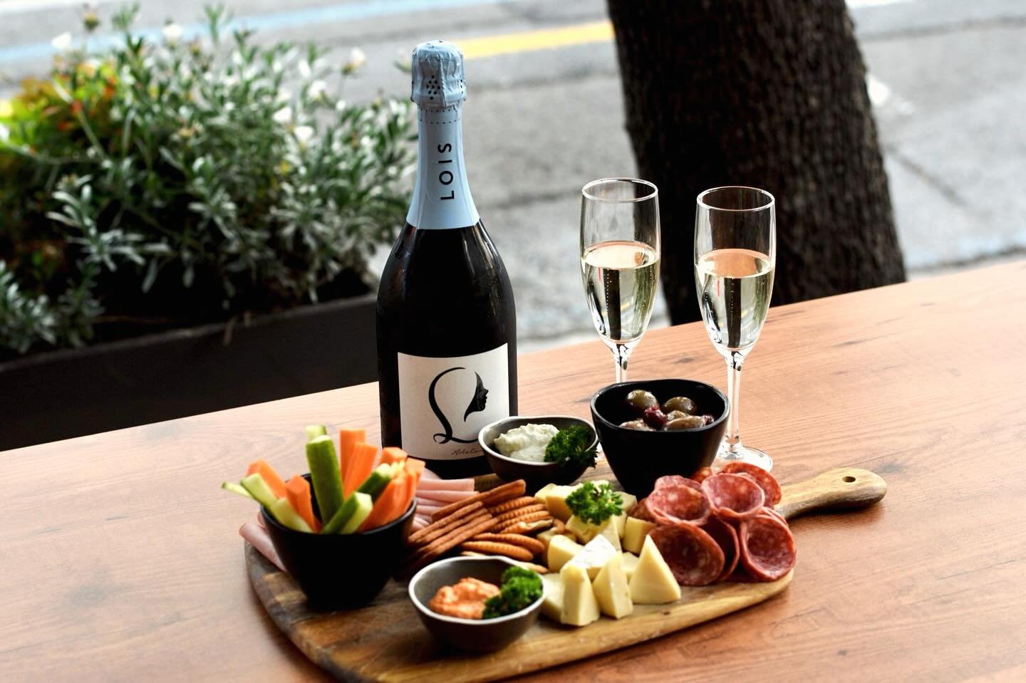 Savour the moment at The Wakefield Hotel with our delightful Grazing Board and a glass of bubbly. Cheers!