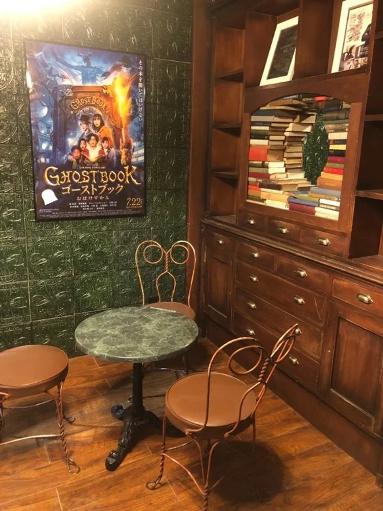 内装「GHOSTBOOK おばけずかん」古本屋セット　SWEET WORK_2022 「GHOSTBOOK おばけずかん」 製作委員会  ©️ 斉藤洋・宮本えつよし／講談社.jpg