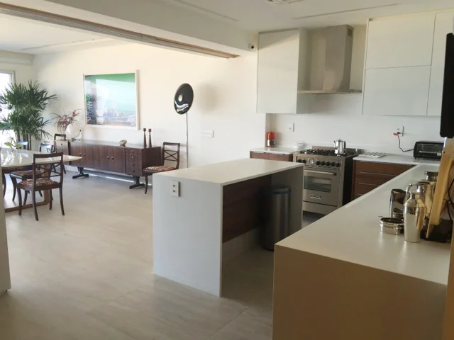 2&nbsp; HIDDEN POCKET DOORS (WOOD &amp; GLASS) AVAILABLE TO SEPARATE KITCHEN FROM DINING AREA&nbsp;