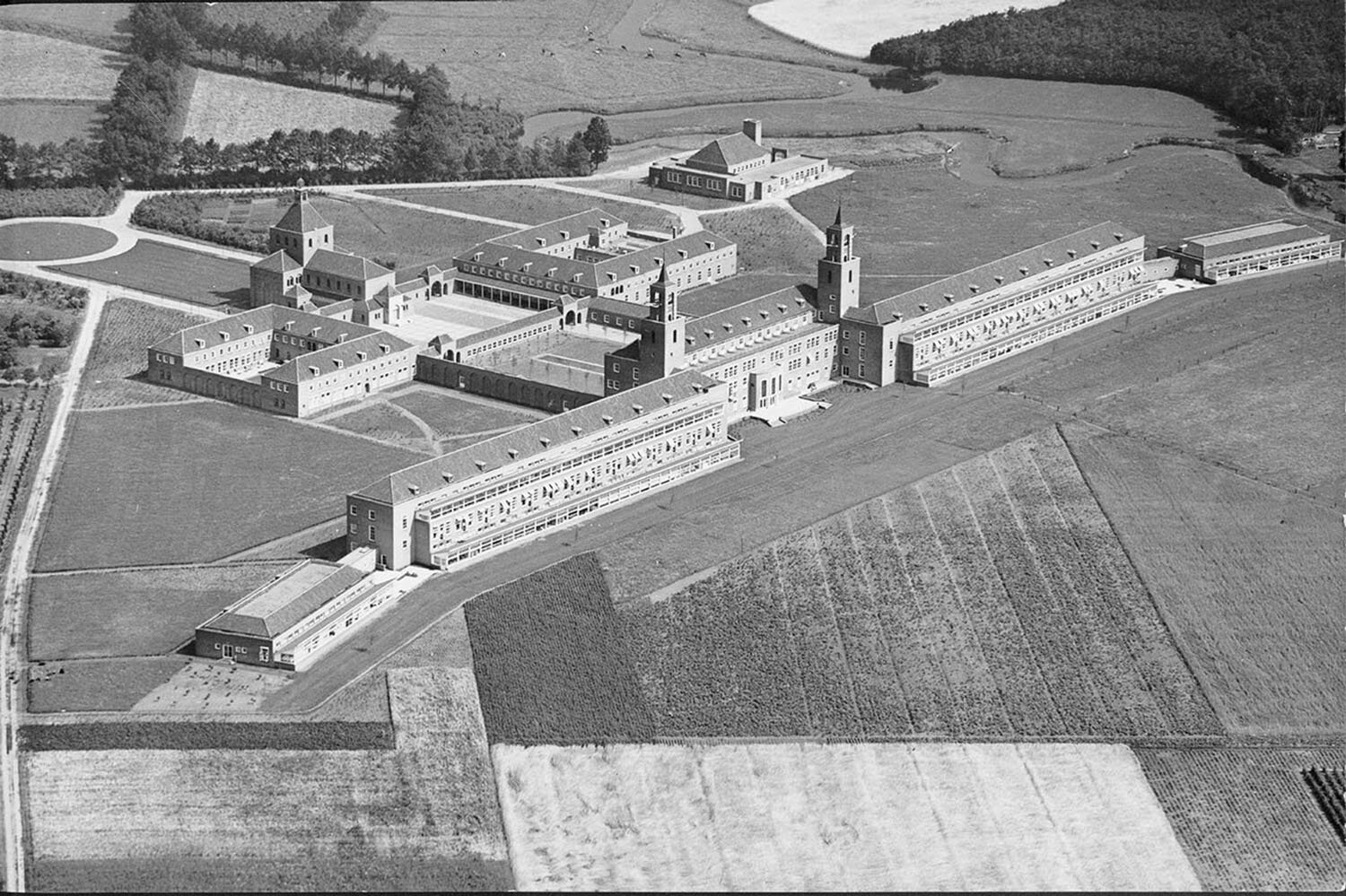 0675, sanatorium Klokkenberg, 675-luchtfoto-1954-zuid-west, website.jpg