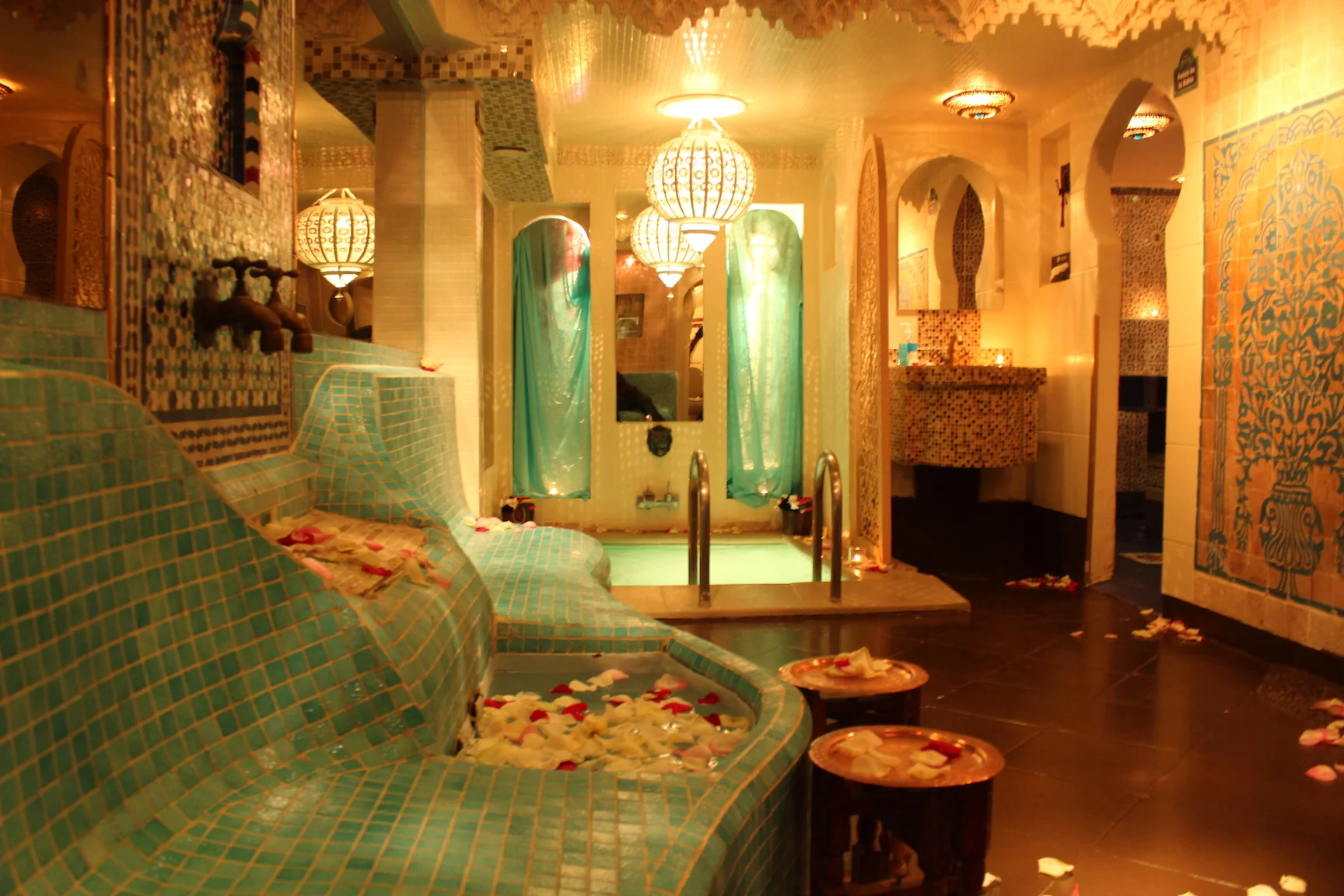 image from aux bains montorgueil website