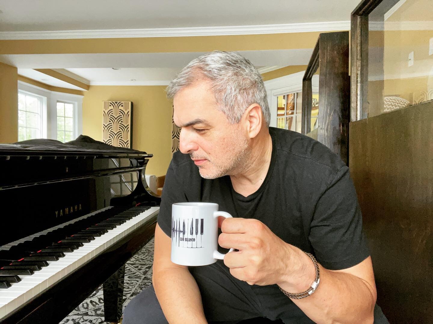 Everyone has their favorite activity for Sundays mornings: church ⛪️ F&uacute;tbol ⚽️ brunch, etc. Today is a classic for me: ☕️+🎹 =❤️ what is yours? 
&bull;
Todo el mundo tiene su actividad favorita los domingos. Aqu&iacute; est&aacute; la mia ☕️+?