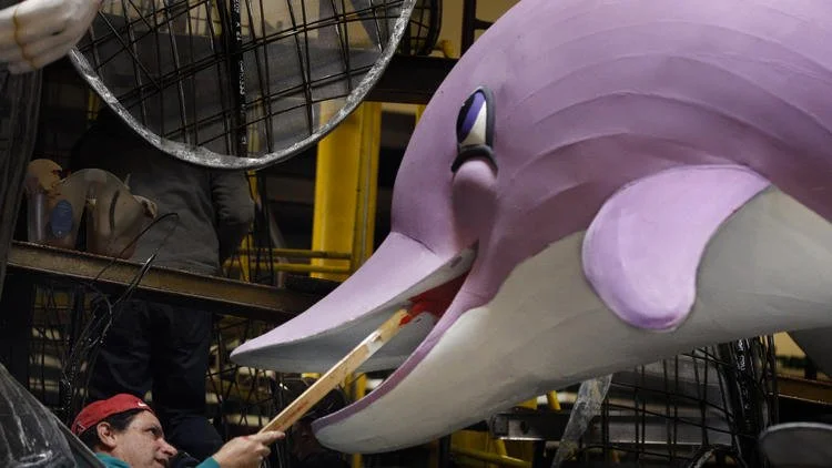 Artist Marcus Pollitz readies a dolphin on a float the 128th Rose Parade, which moves to Monday, Jan. 2, instead of New Year’s Day, which falls on Sunday. (Credit: Mel Melcon/Los Angeles Times)