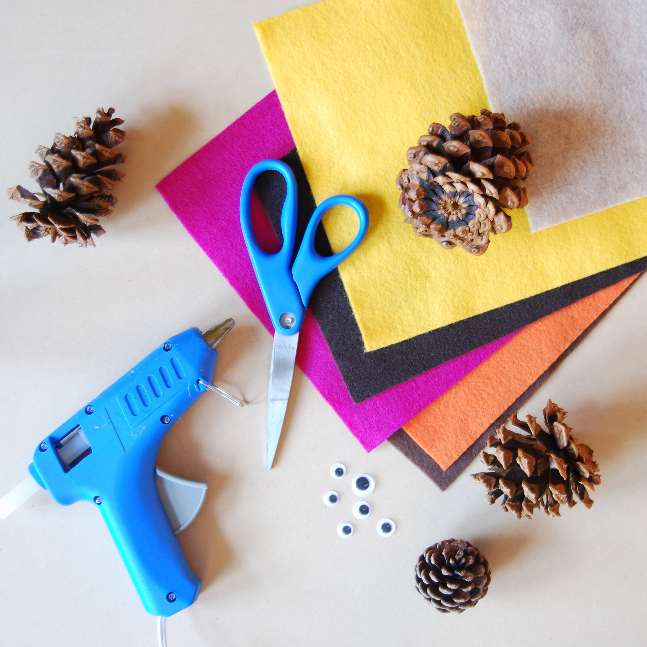 40 awesome pinecone crafts and projects - A girl and a glue gun
