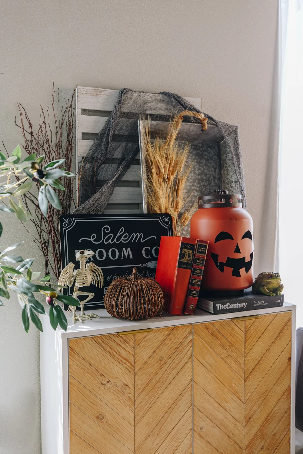 How to Decorate Your Home for Halloween This Year in 3 Different Styles ...