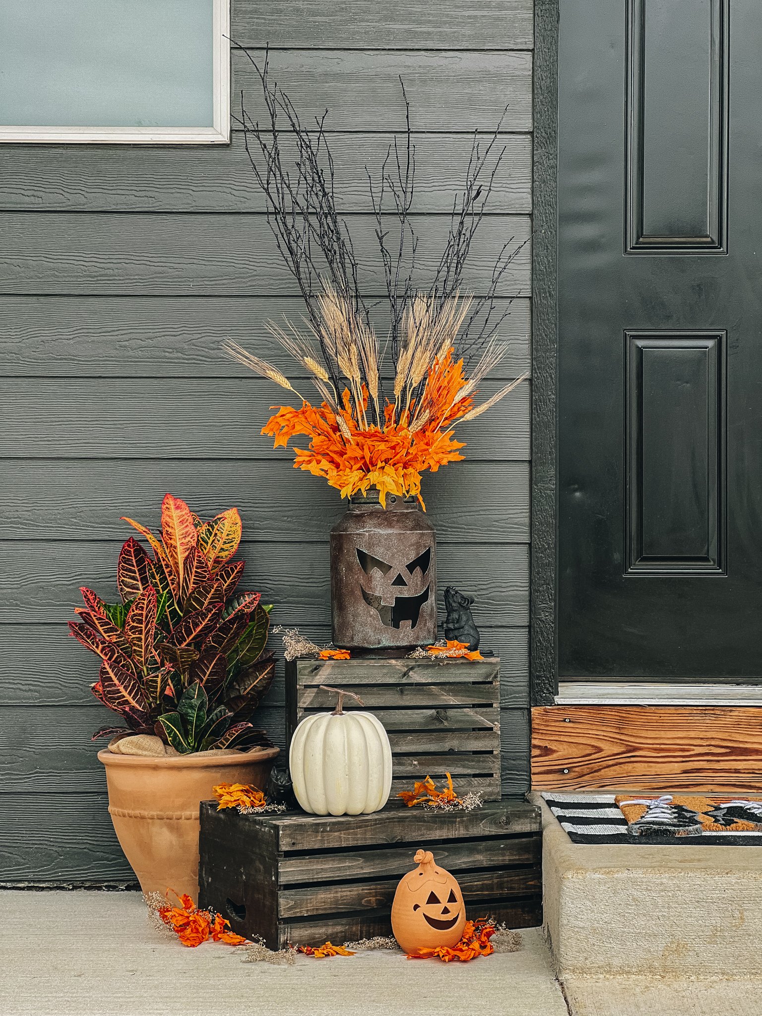 How to Make Your Festive Fall Porch Pot Out Of A Pumpkin Lantern ...