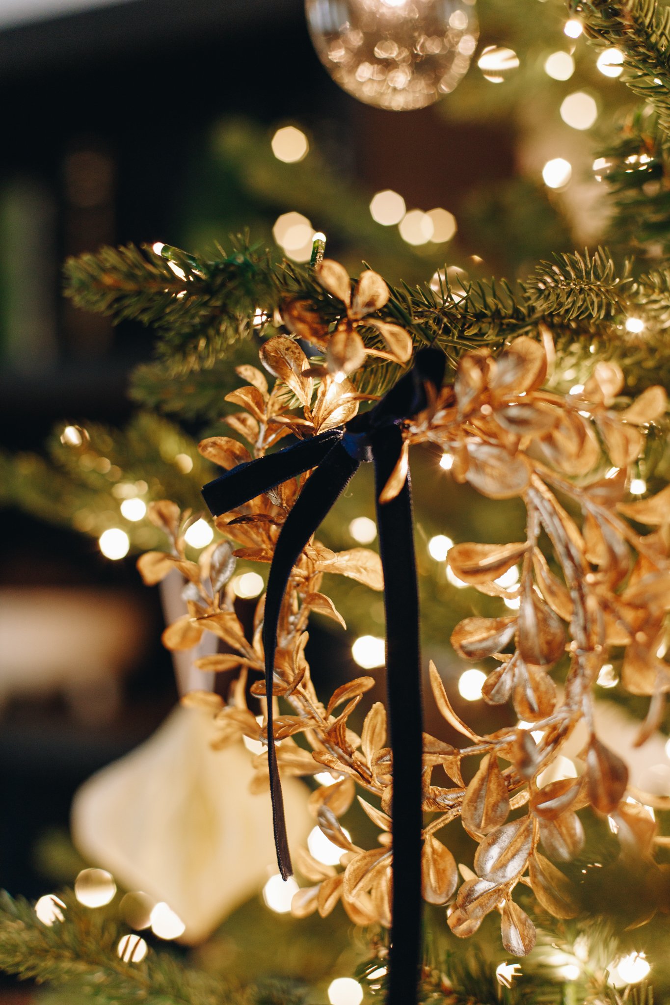 How to Help Your Christmas Tree Decor Embrace the Navy Blue Trend
