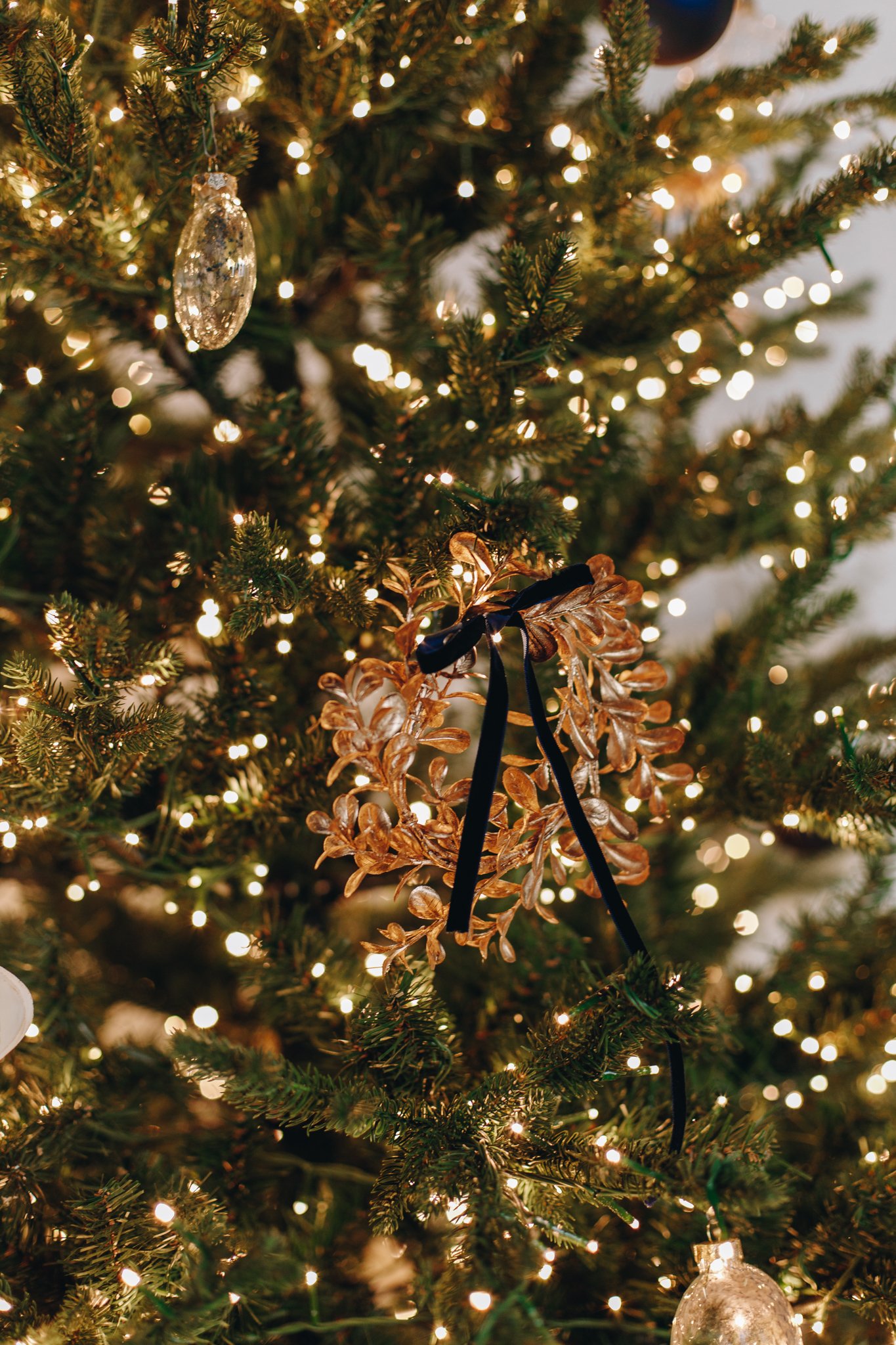 How to Help Your Christmas Tree Decor Embrace the Navy Blue Trend