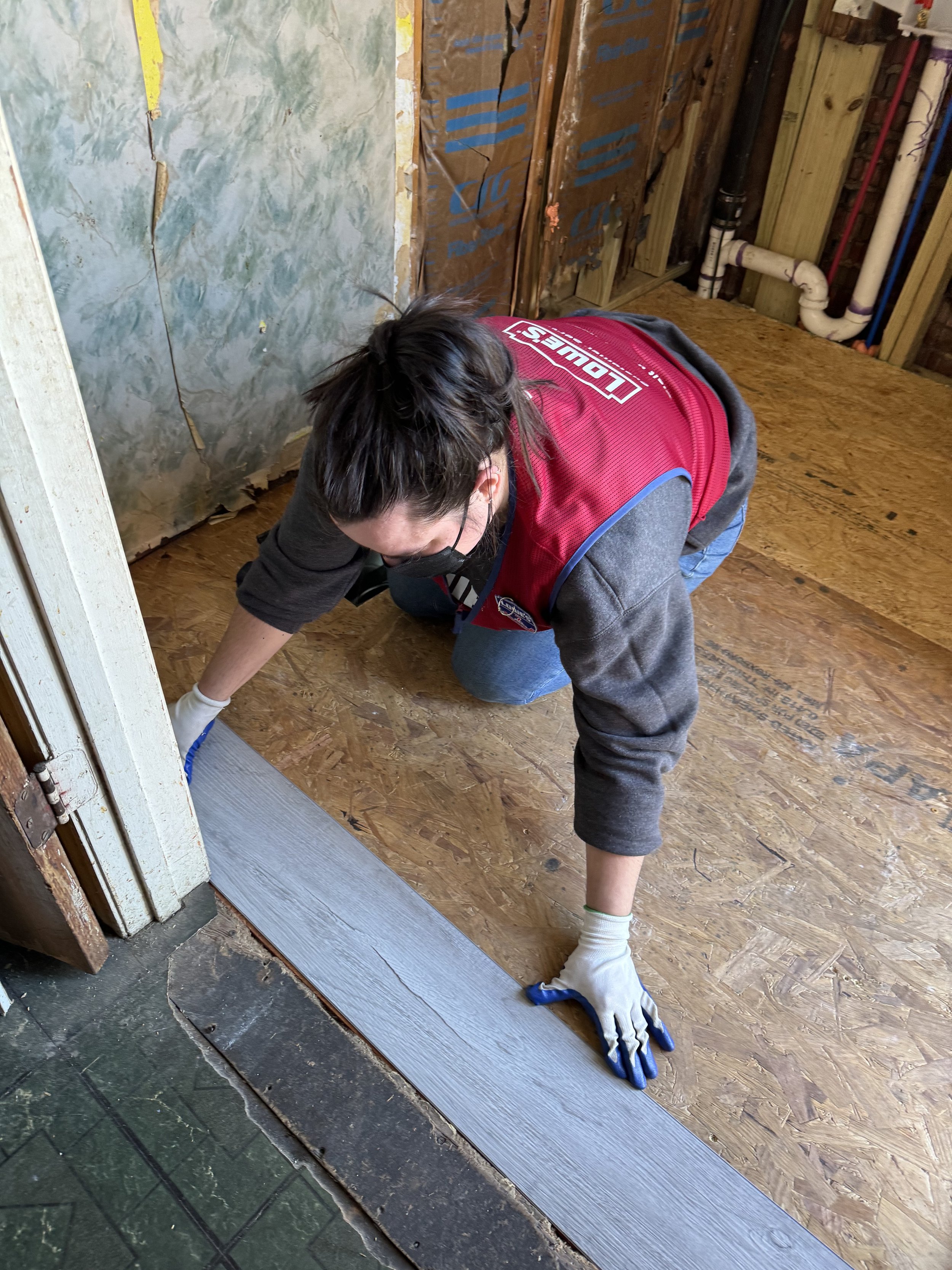 121223-Lowes-Volunteers-Flooring-1815Pondella-Vertical.jpg