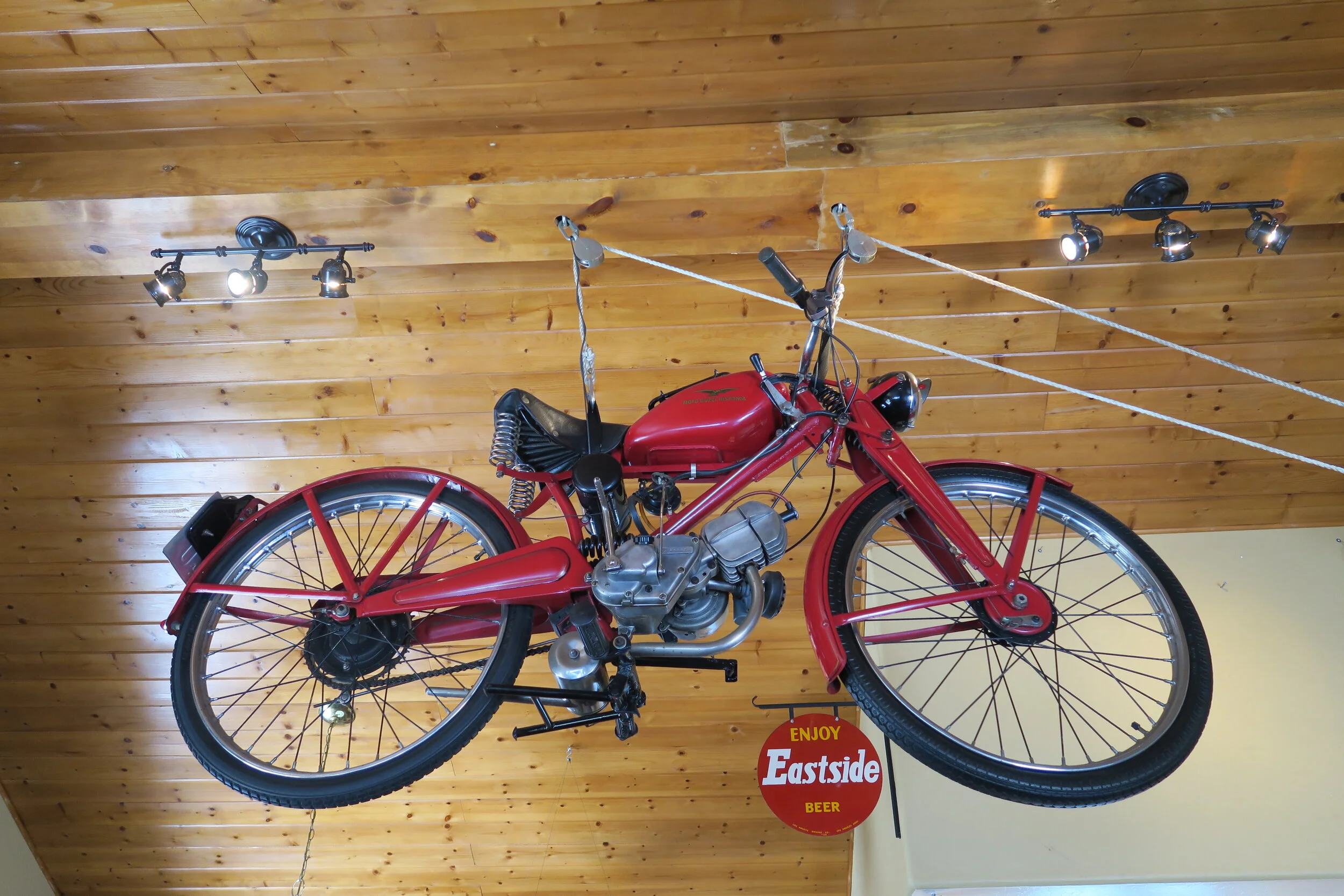 Red Moto Guzzina Hispania Motoleggera 65