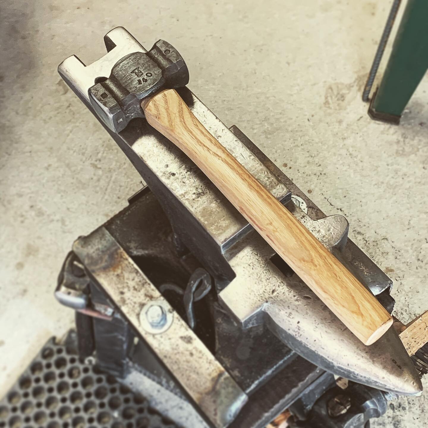 A couple weeks ago I received this beautiful 3 lb rounding  hamer from @zhfabrications &bull;
I have been test driving this 3 lb. rounding hammer over the last few weeks and love it! This makes my second hammer from @zhfabrications and is a great add