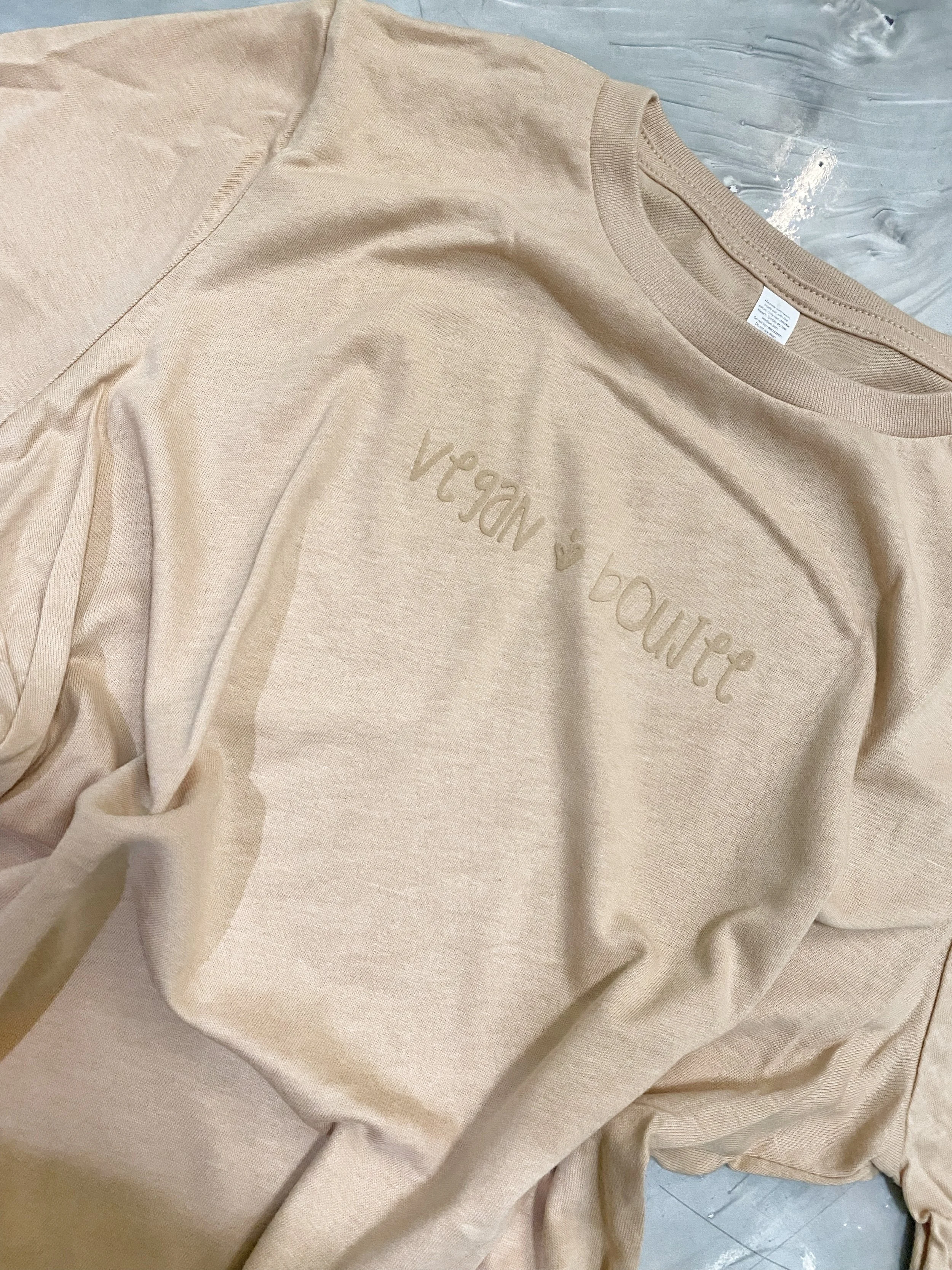 VB beige velvet logo tee