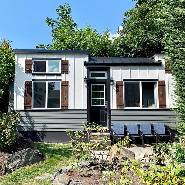It’s been quiet over here because we flew to Seattle last Thursday for a 4 night family vacation. We stayed in a #tinyhouse and loved it!! Here is the outside and swipe to see an inside shot plus some other homes in the beautiful Ravenna neighborhood. It was such a great experience for our family!! Now we are in Maui so I’ll share more photos soon :) #tinyhouses #tinyhouseblog #tinyhouseswoon #tinyhouseideas