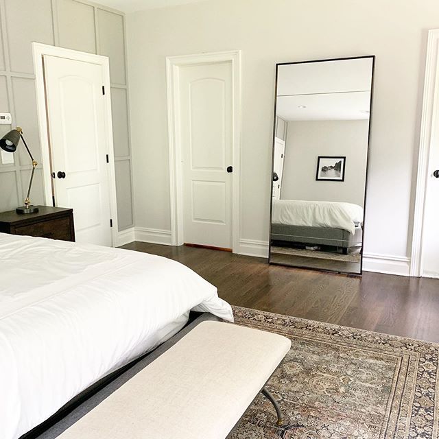 A tall statement mirror was the perfect piece to fill in this space between the closet and bathroom. It’s functional and even more stunning in person. It’s 36” x 78” and if you look closely you can spy a framed @juniperprintshop beauty on the wall. Design and 📷 by @christieadamsdesign -
-
#smmakelifebeautiful #masterbedroomdecor