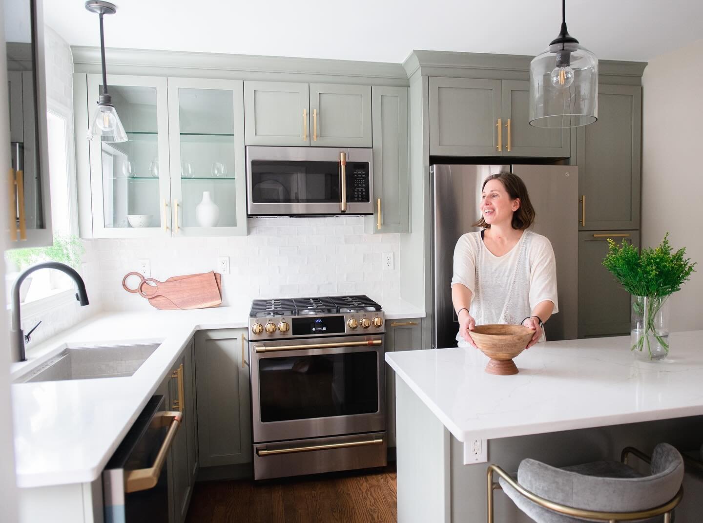 I&rsquo;m obsessed with my client&rsquo;s kitchen transformation 😍 
-
Design @christieadamsdesign 
📷 @emilyphotography973