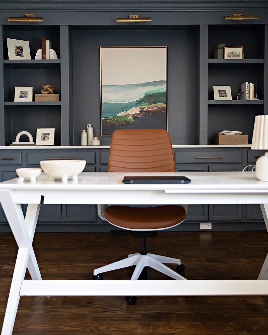 Happy Friday!! I would not mind working from home in an office like this 😍 
-
Design and 📷 @christieadamsdesign