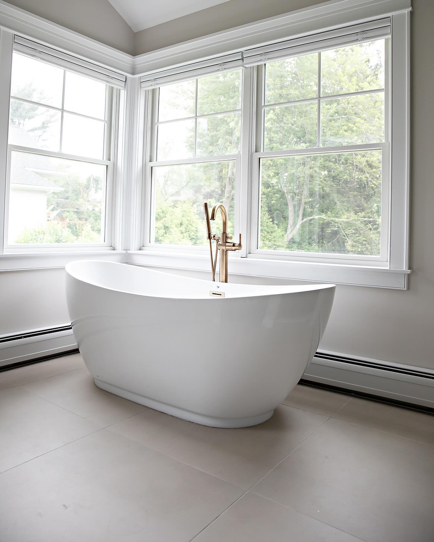 I have so many photos to share of this incredible bathroom! I&rsquo;m starting with this one that features this beautiful tub 😍. The bathroom is an addition so imagine the before photo as a patch of grass in the backyard :) 

- 
Design &amp; 📷 @chr