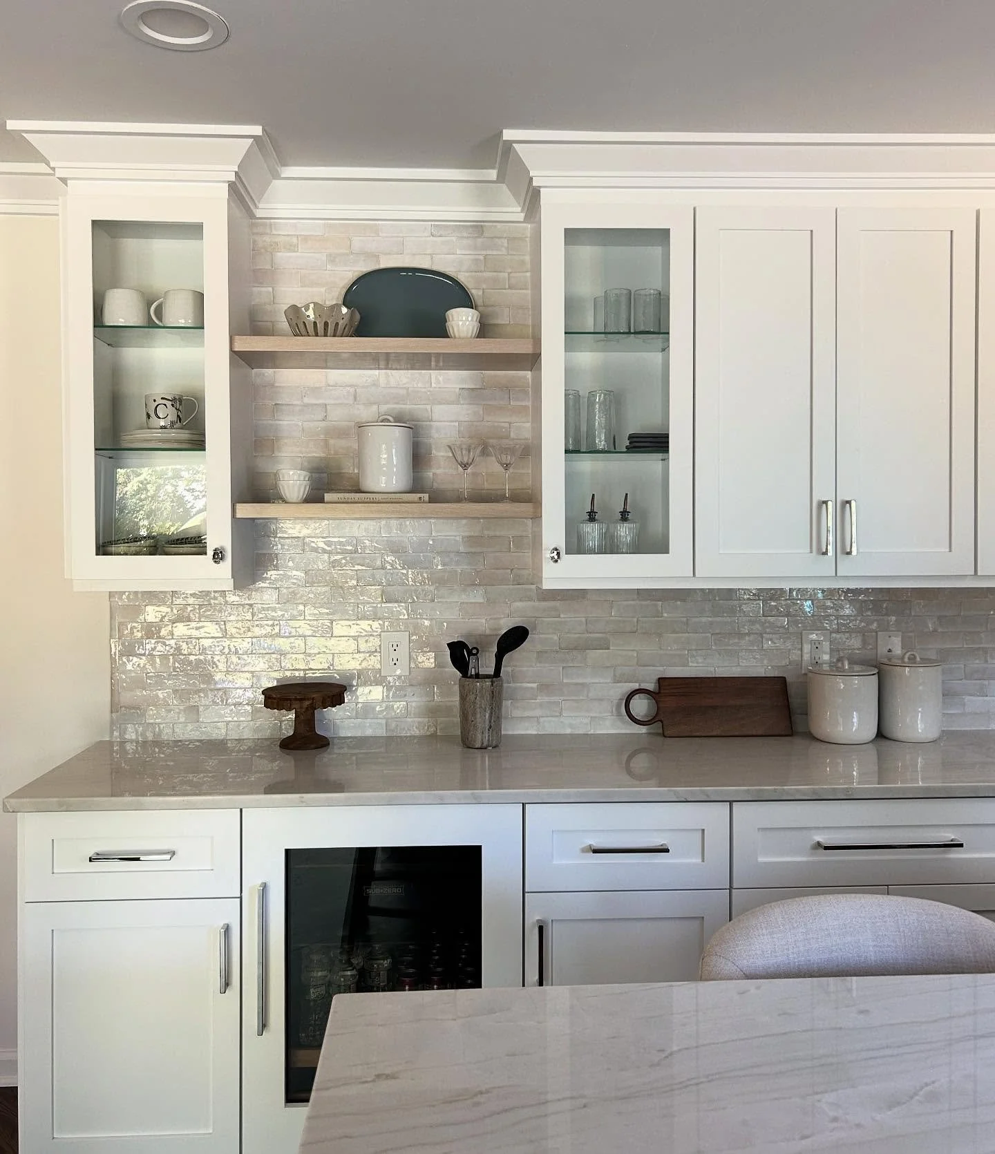 I truly love my job and today was one of those days that reminded me just how much I do!  This morning I returned to a client&rsquo;s house to style the shelves and  counters of her newly renovated kitchen.  Those little details are like the cherry o