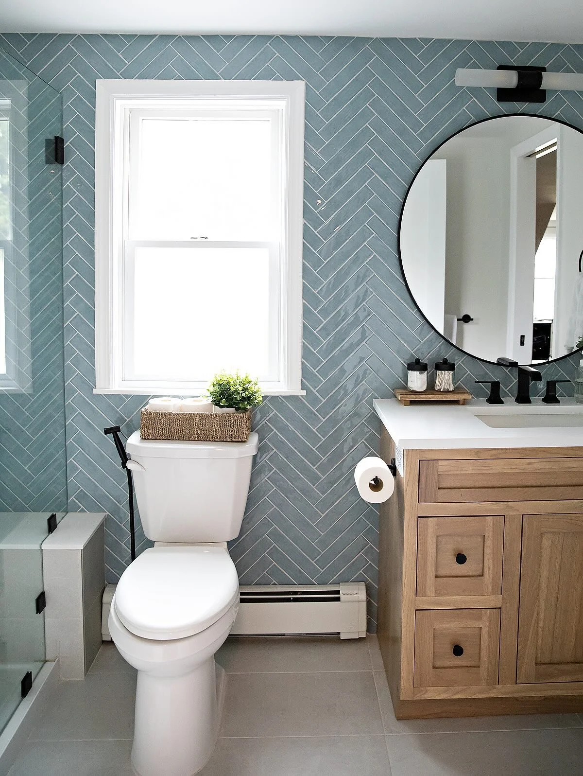 This bathroom got quite the transformation! It&rsquo;s hard to remember what it looked like when we started so I&rsquo;m happy I took a photo 😍 
-
Design and 📷 @christieadamsdesign