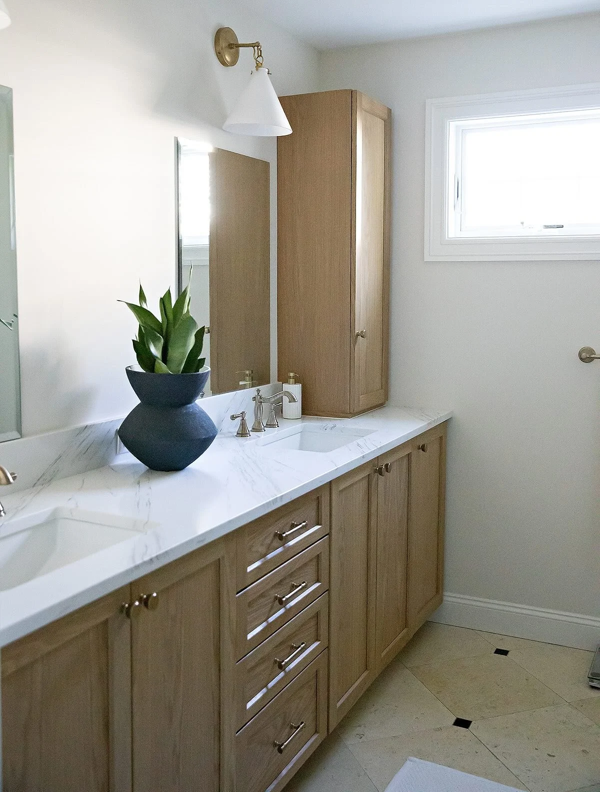 We kept the floor tile but still made this bathroom feel brand new 😍 
-
Design and 📷 @christieadamsdesign