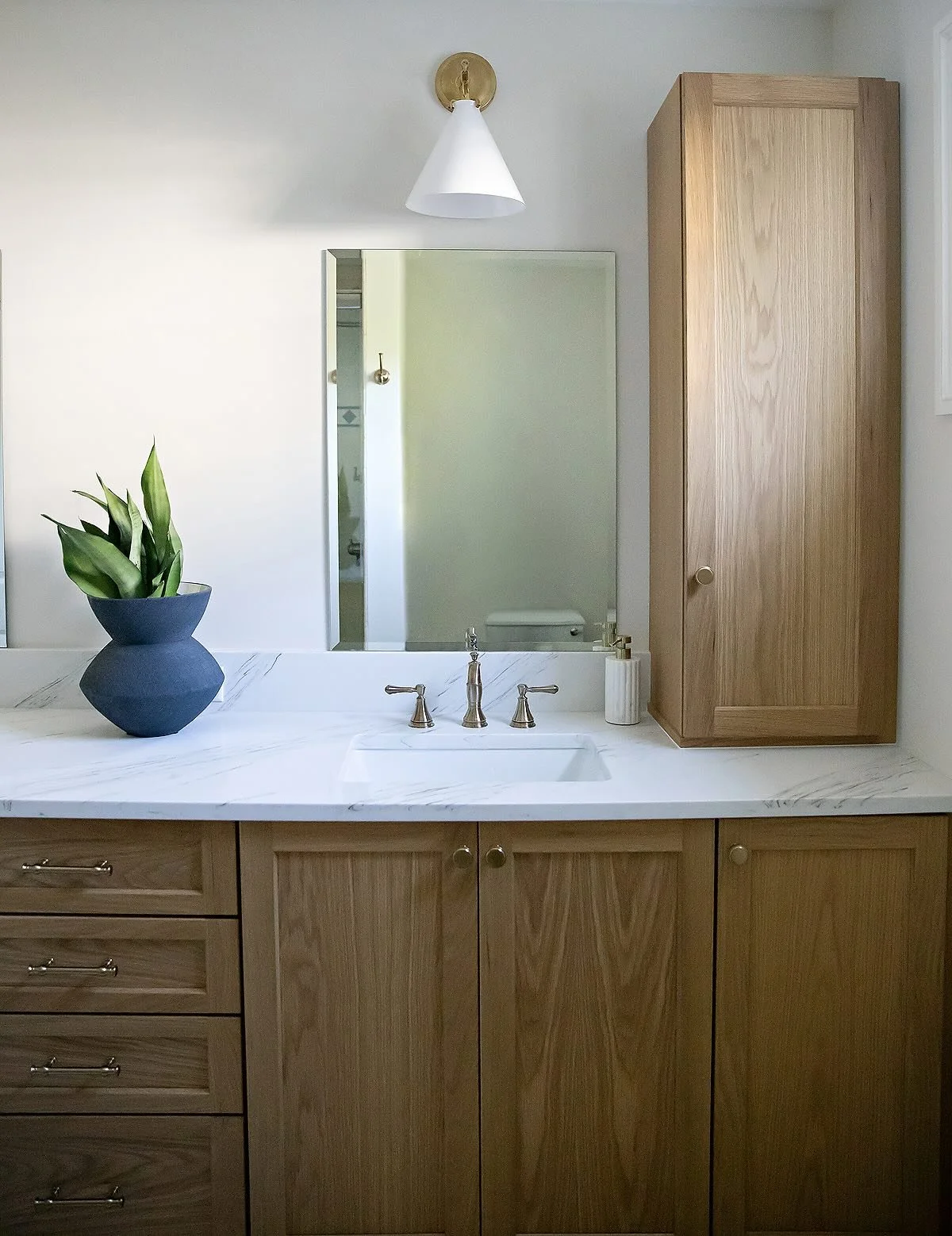 I can’t resist sharing another view of this bathroom transformation.  We kept the floor but changing everything else makes it feel brand new! 
-
Design and 📷 @christieadamsdesign