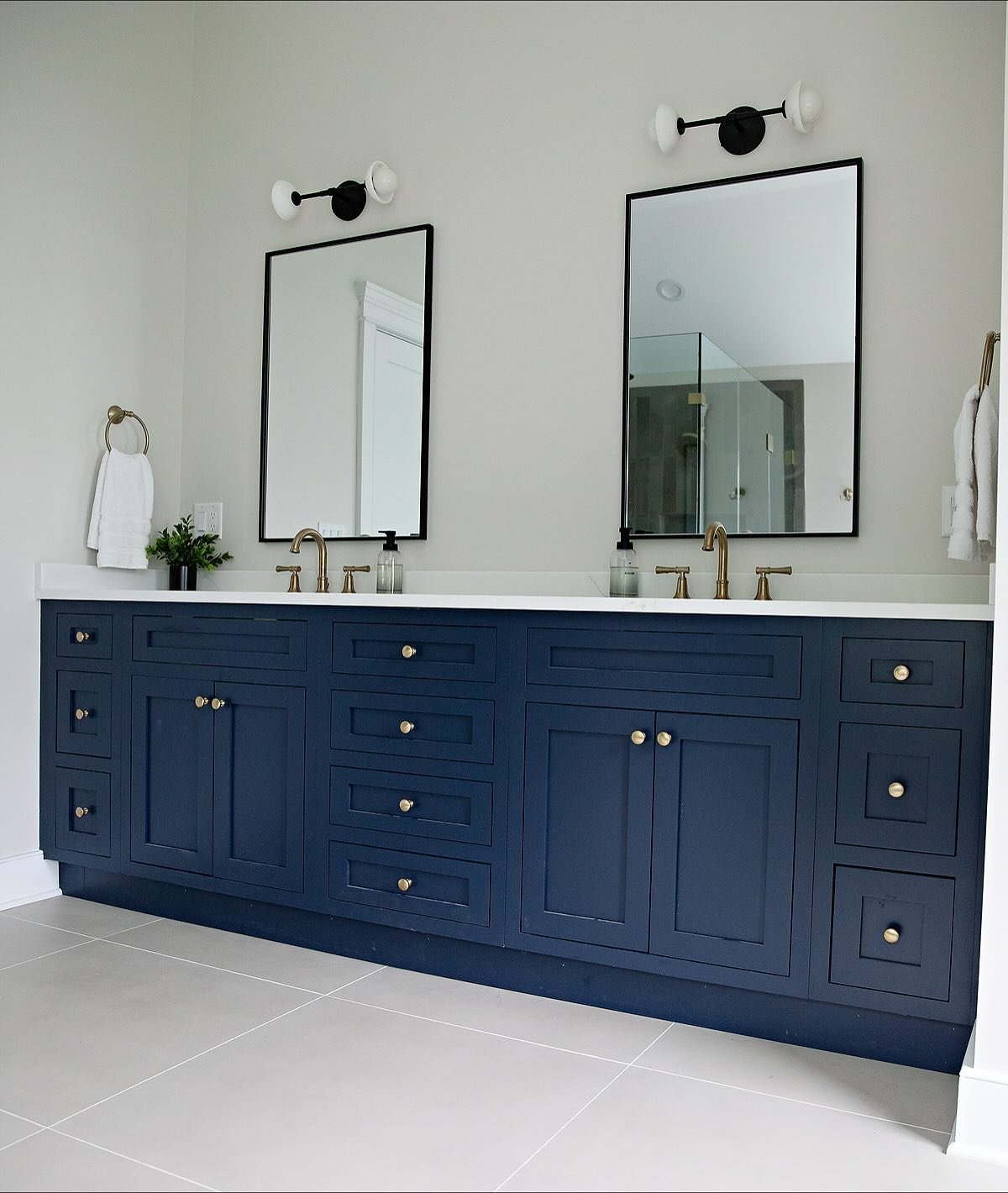 There is no bad view in this bathroom! I love the reflection in the mirrors where you can see the pretty shower tile 😍
-
Design and 📷 @christieadamsdesign
