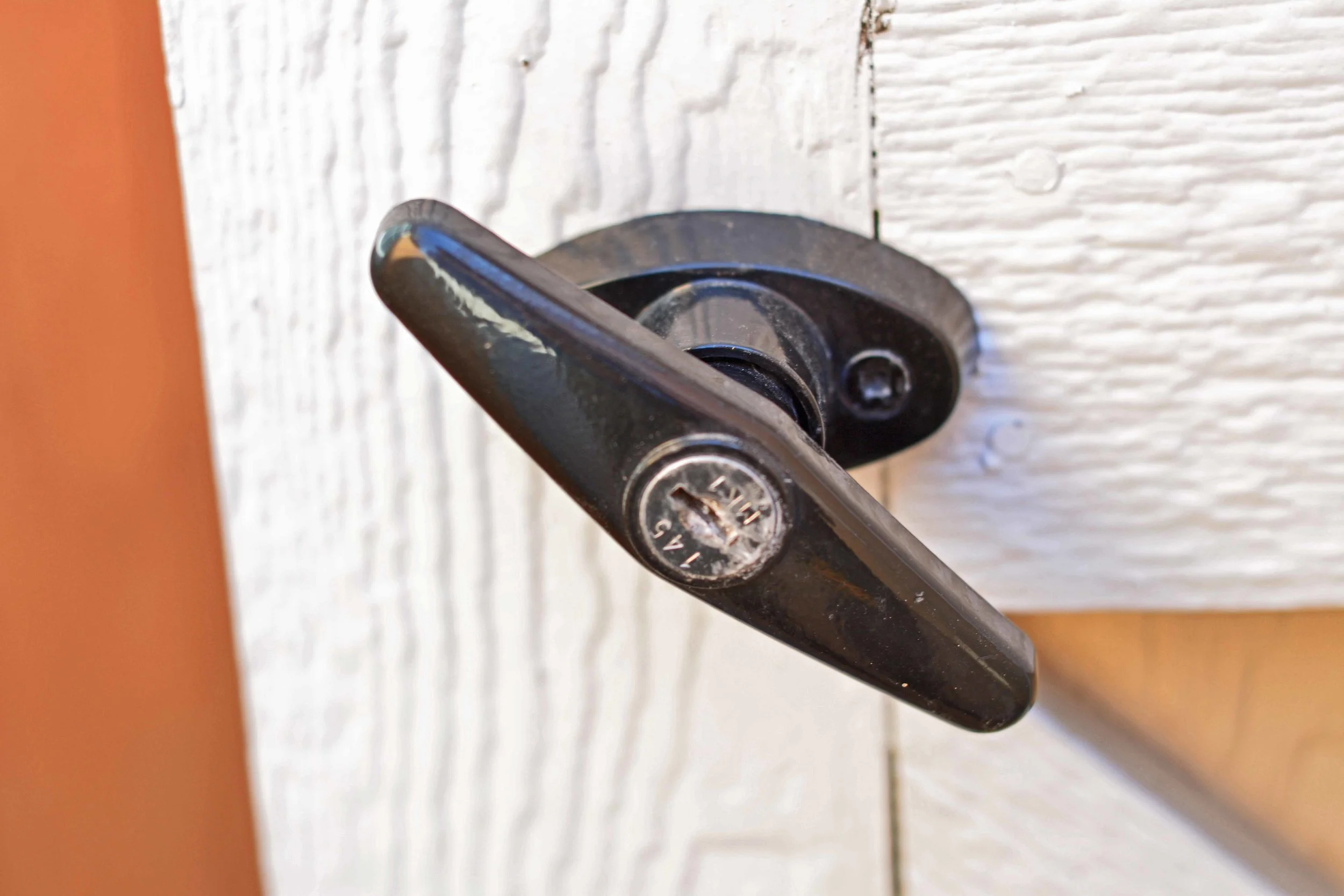 Locking T handle for shed and barn